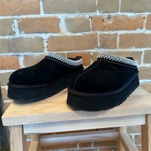 Authentic women’s UGG black platform Tazz
